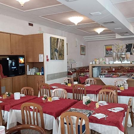 Hotel Desiree Cesenatico Esterno foto
