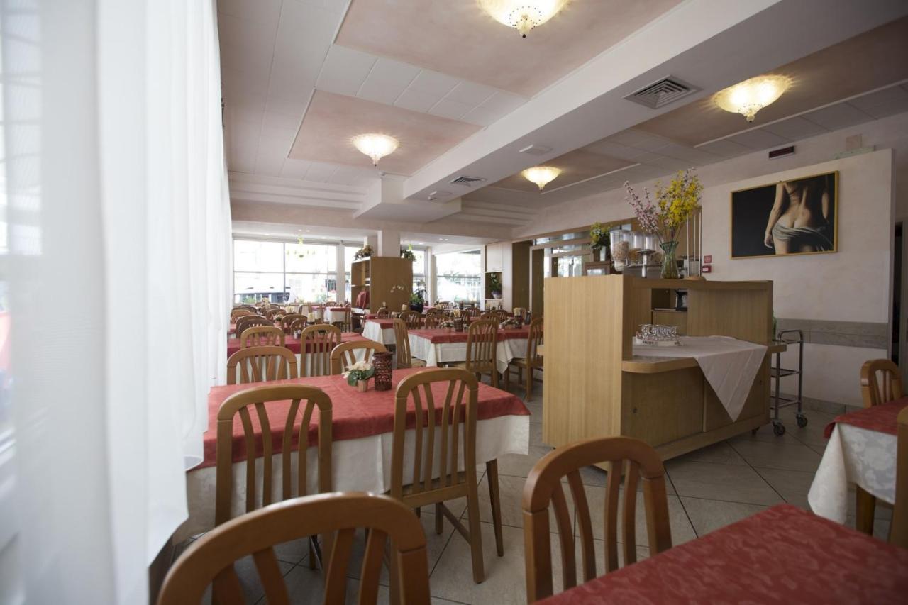 Hotel Desiree Cesenatico Esterno foto