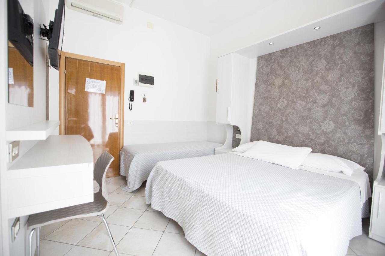 Hotel Desiree Cesenatico Esterno foto