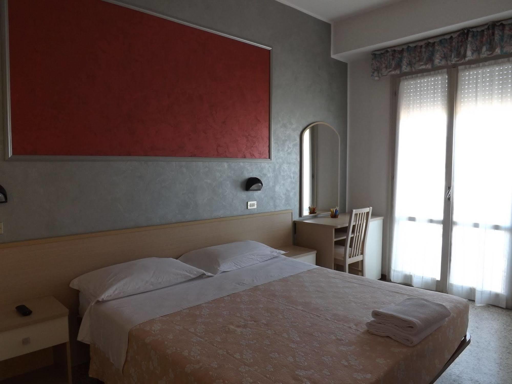 Hotel Desiree Cesenatico Esterno foto