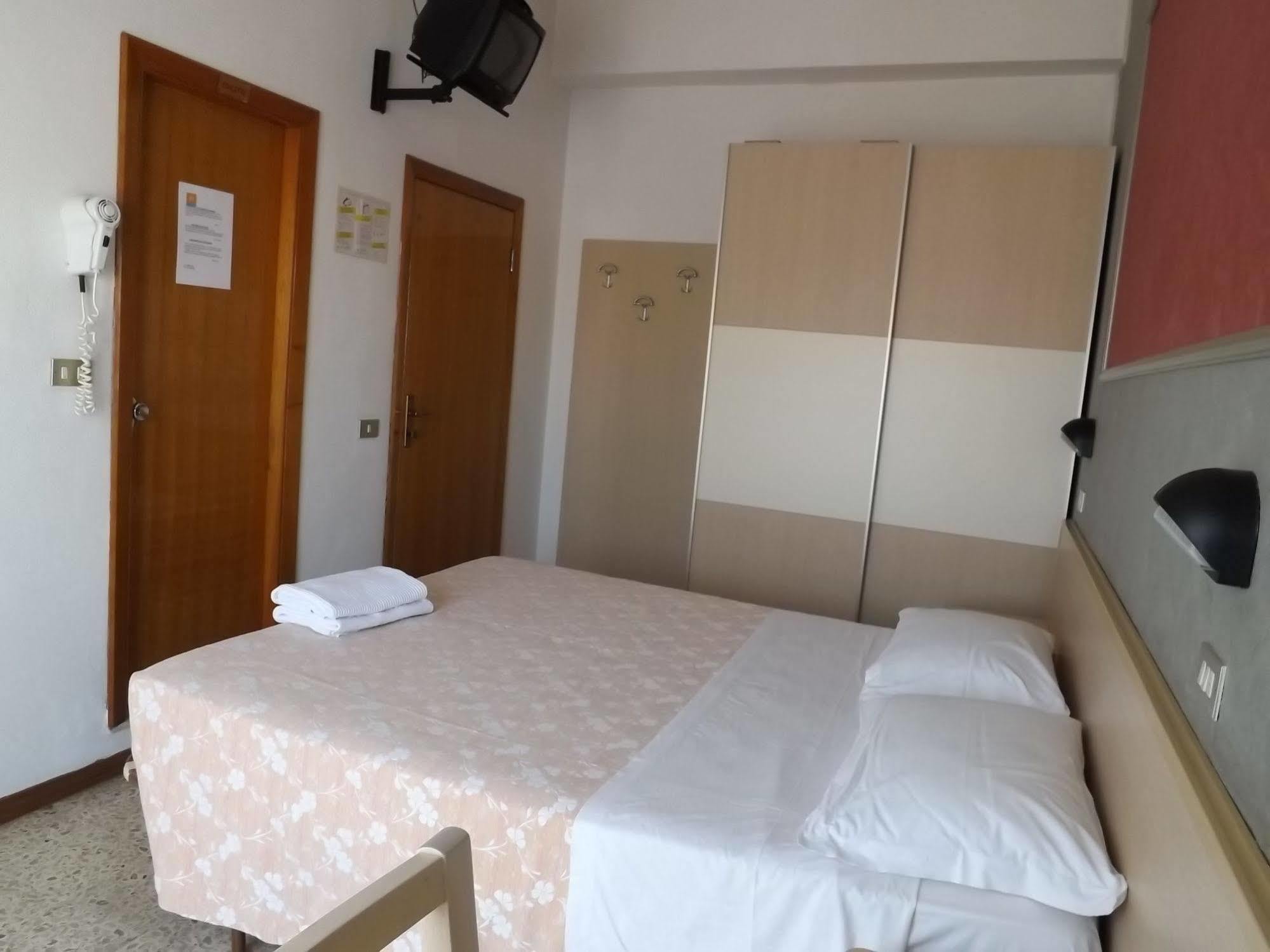 Hotel Desiree Cesenatico Esterno foto
