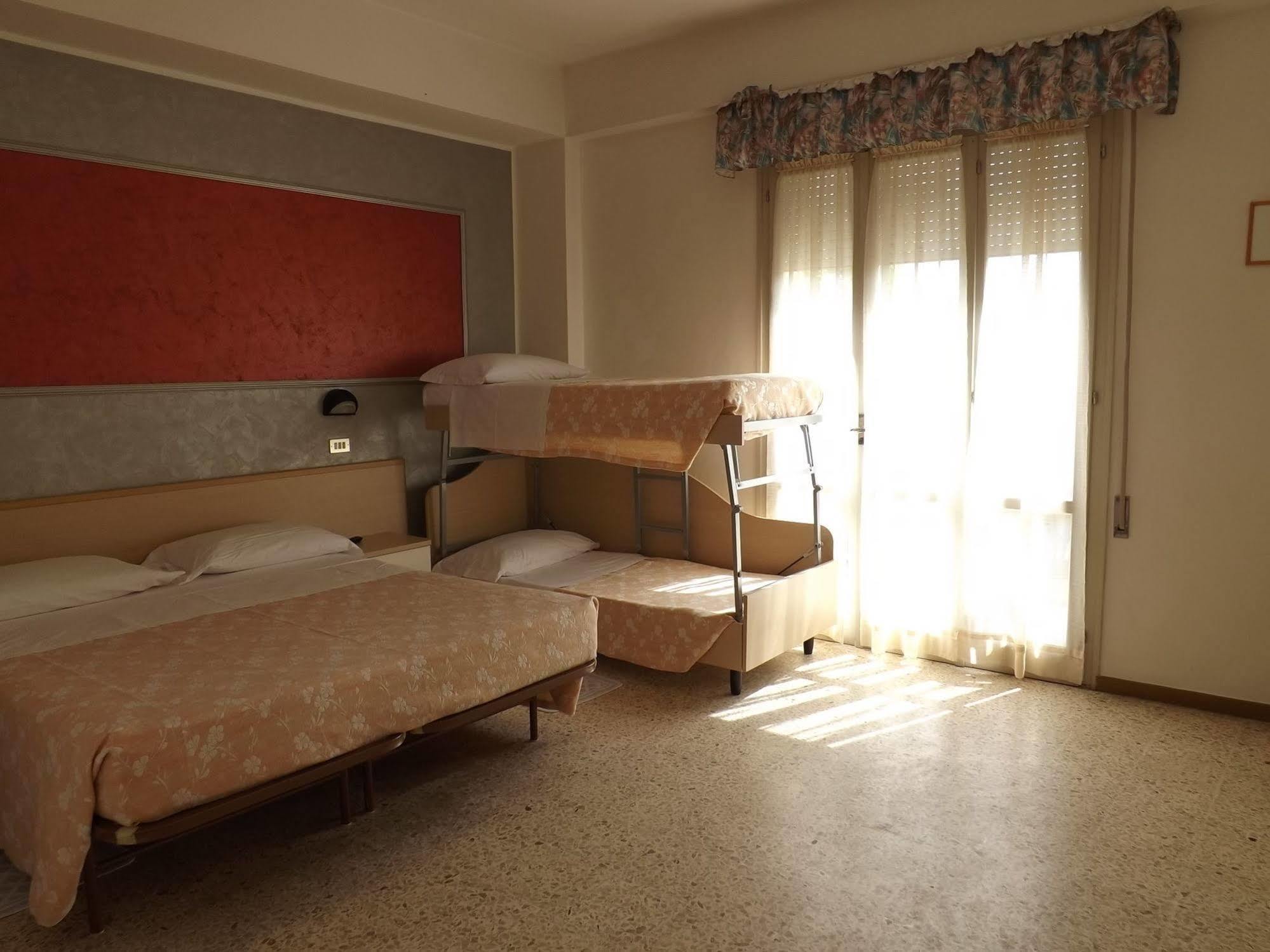 Hotel Desiree Cesenatico Esterno foto