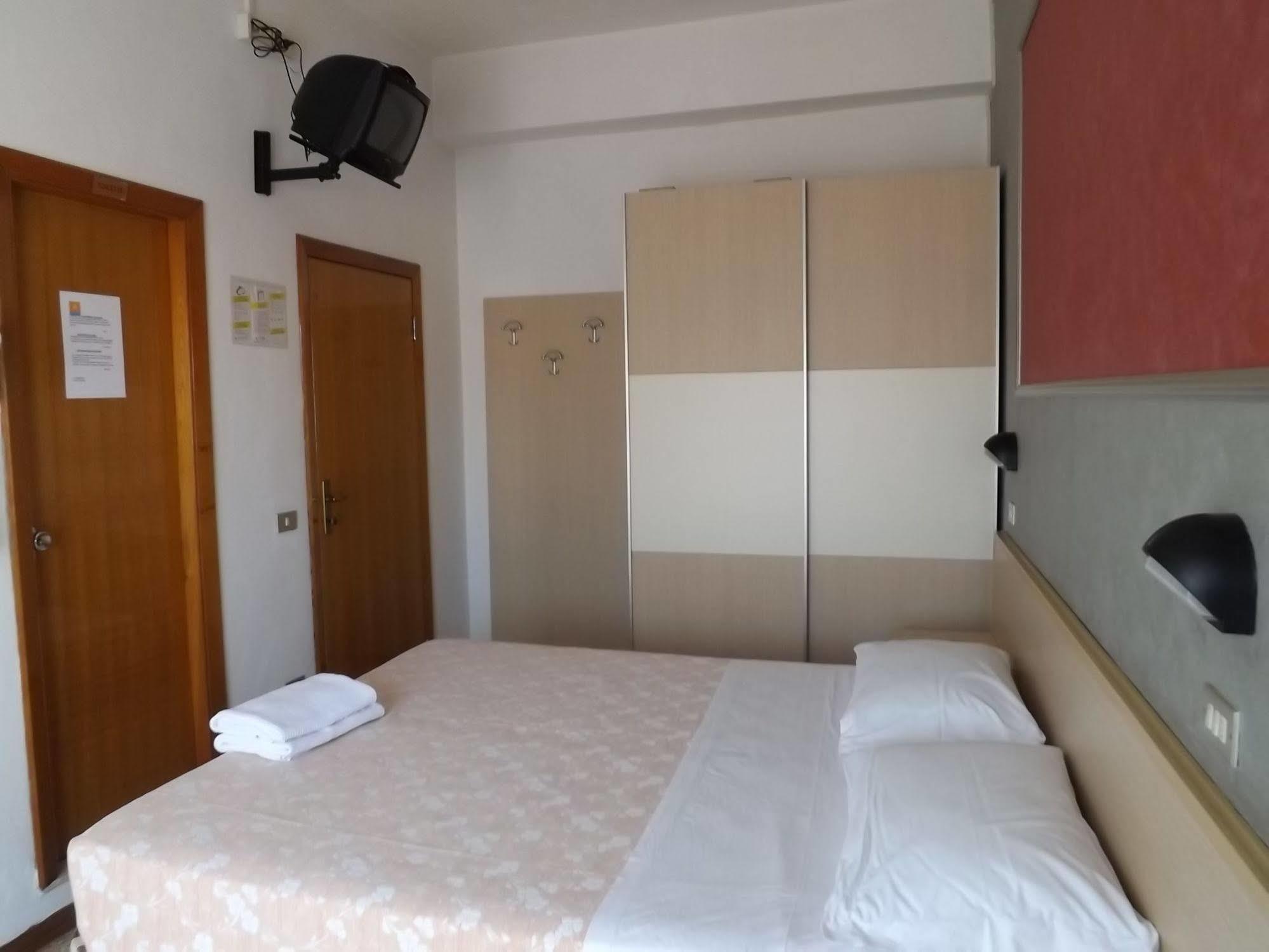 Hotel Desiree Cesenatico Esterno foto